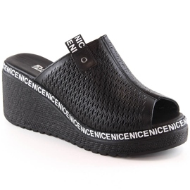 Sandálias de cunha de mulher em pele com aplicações pretas Artiker 50C0523 preto