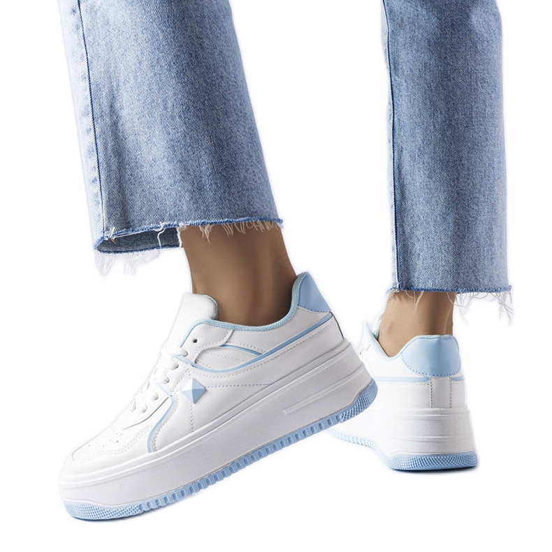 Tênis branco e azul na plataforma Lepage