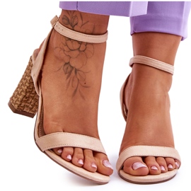 Sandálias de camurça em um salto Selila bege trançado