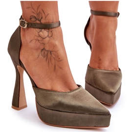 Bombas da moda em um salto alto largo verde escuro Loucura