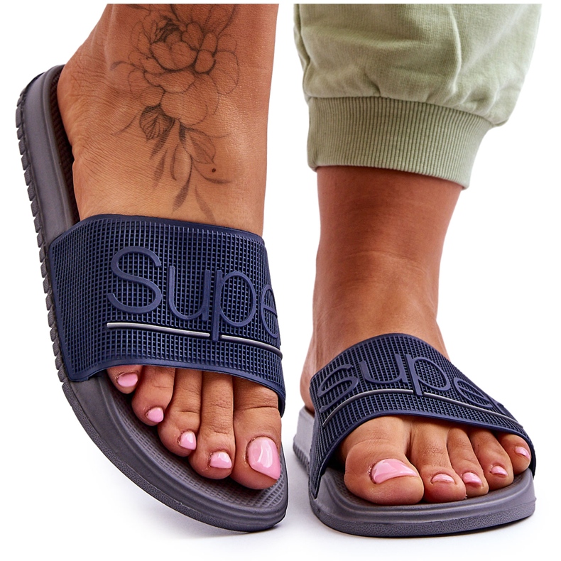 Chinelos femininos claros com inscrição Merry cinza-marinho azul Chinelos femininos claros com inscrição Merry cinza-marinho azul