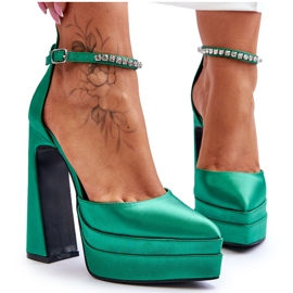 Bombas da moda em um salto verde Santoro