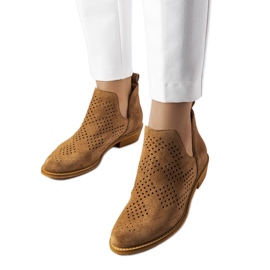 Bota Karino caramelo vazada em couro marrom