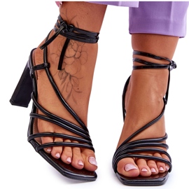 Sandálias de salto preto Tessoro da moda