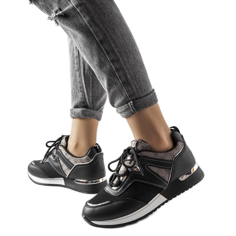 Tênis preto com detalhes dourados da Bedord