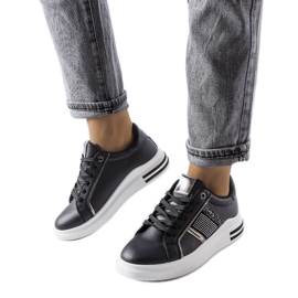 Tênis preto decorado com strass Xarles