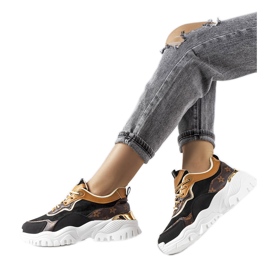 Tênis preto com solado irregular da Alta