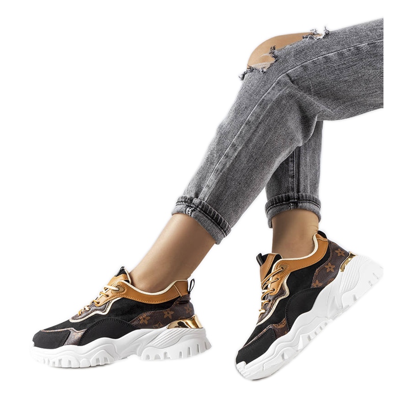 Tênis preto com solado irregular da Alta Tênis preto com solado irregular da Alta