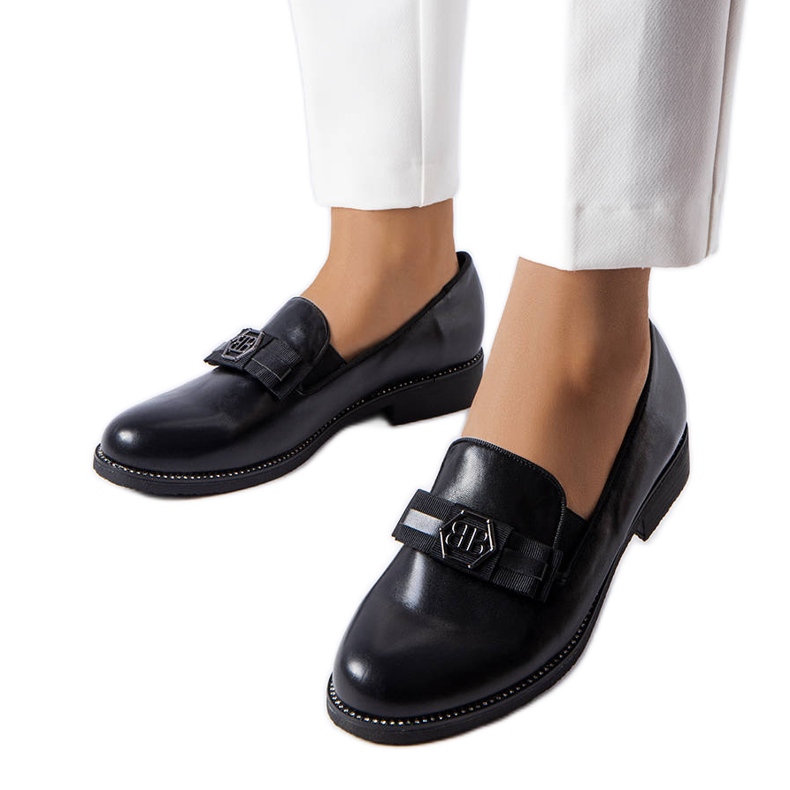 Mocas pretos decorados com um arco e strass Mocas pretos decorados com um arco e strass