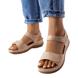 Sandália bege com salto baixo Vallis. Sandália bege com salto baixo Vallis.