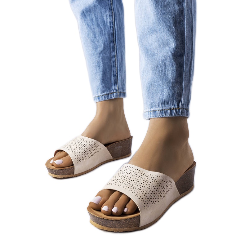 Sandália de cunha vazada bege, Bourque