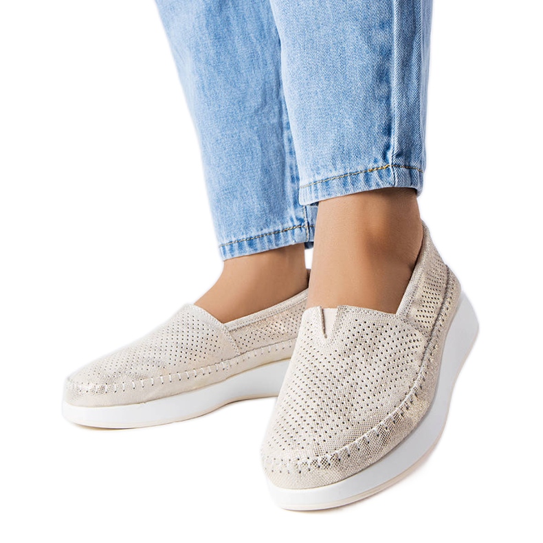 Sapatos noruegueses com aberturas douradas dourado