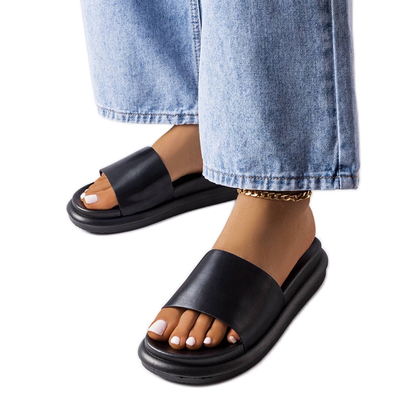 BM Chinelos pretos na plataforma Paquette