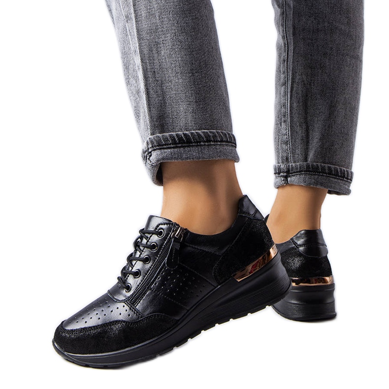 Sapato Jazzar em couro preto vazado