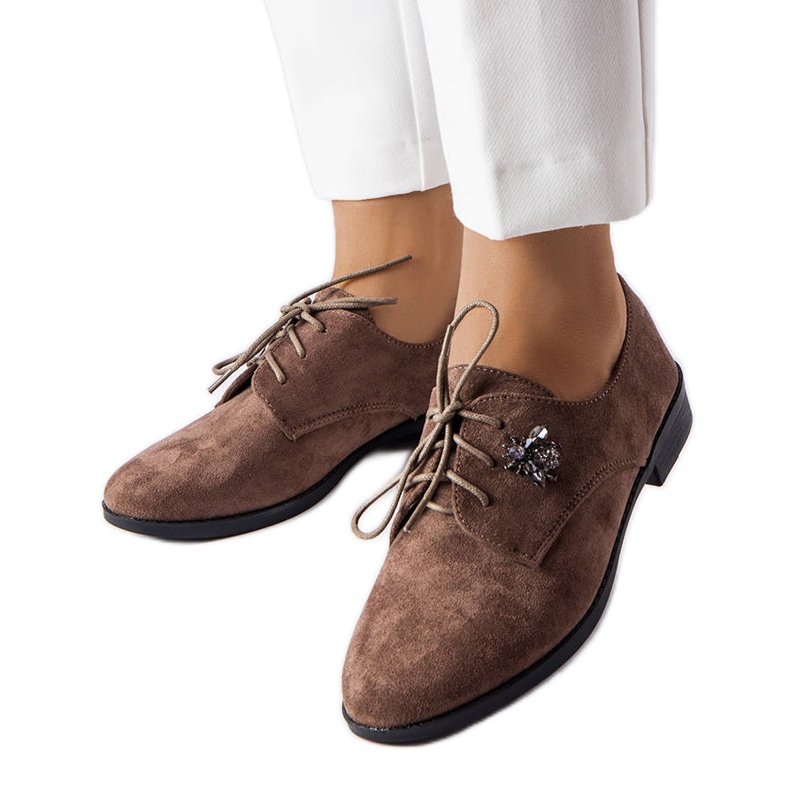 Brogues castanhos com aplicação de zircões da Carignan Brogues castanhos com aplicação de zircões da Carignan