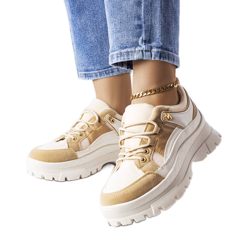 Via sapatos marrons de solado baixo com protetor bege Via sapatos marrons de solado baixo com protetor bege