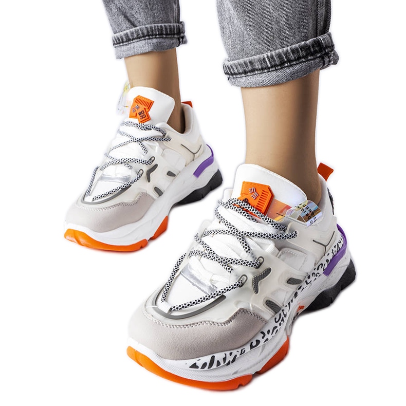 Tênis branco feito de materiais combinados da Donalina