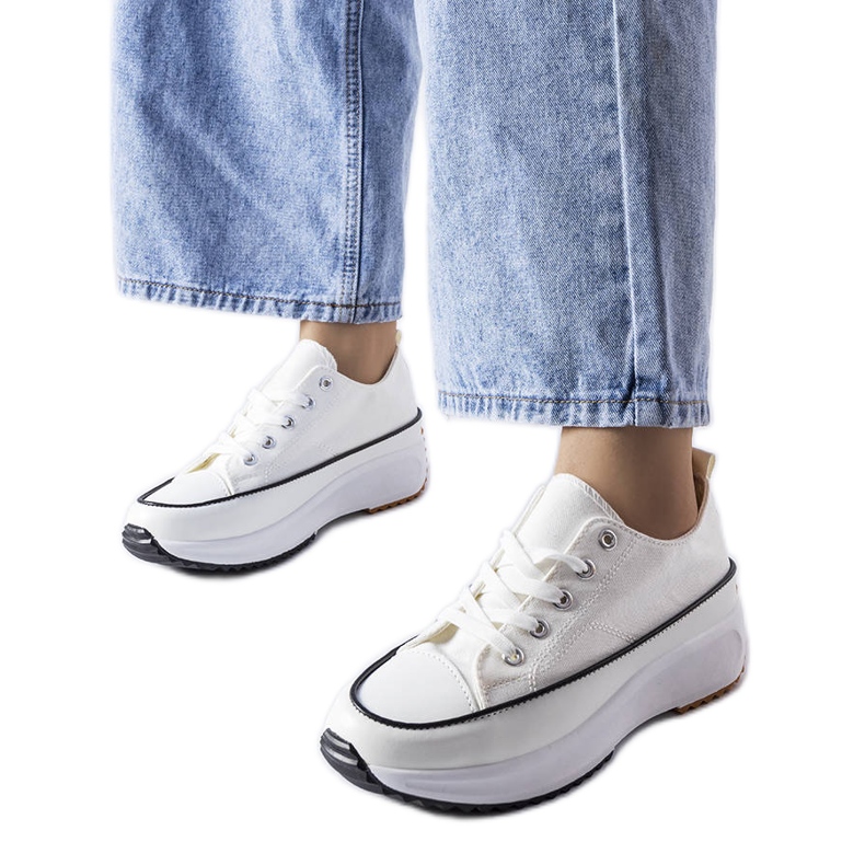 Tênis esportivo branco na plataforma McKeylor