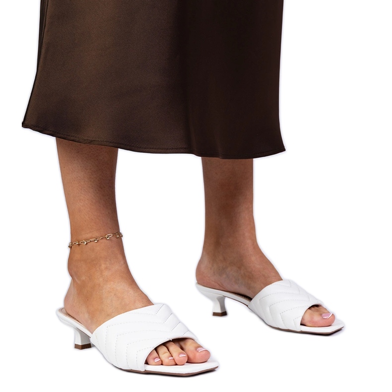 Chinelos brancos de salto baixo