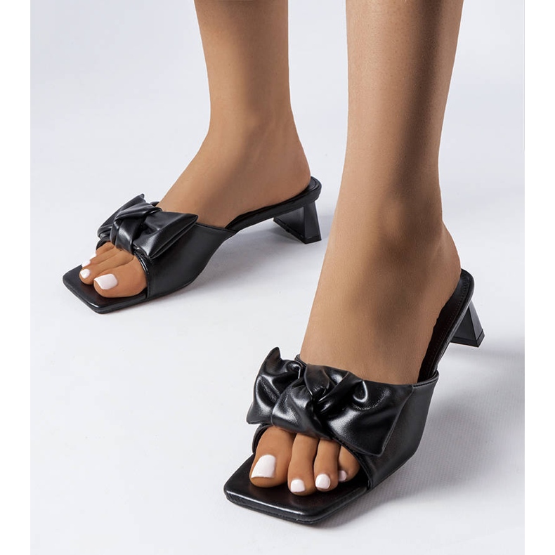 Sandália de salto preto com laço Oak