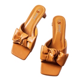 Sandália de salto marrom com laço Oak