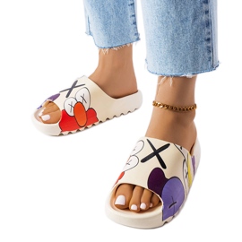 Slides bege com degrau e estampas Slides bege com degrau e estampas