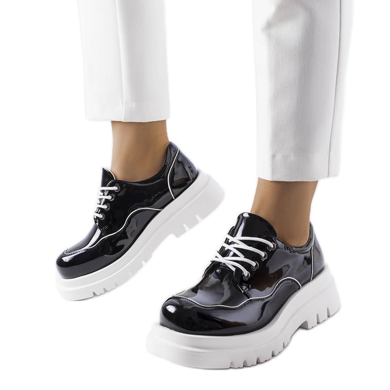 Brogues pretos em uma enorme sola Cheshire