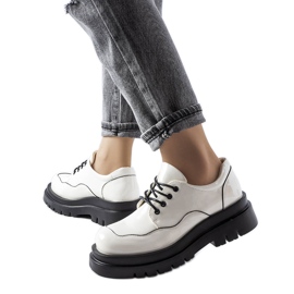 Brogues brancos em uma enorme sola Cheshire Brogues brancos em uma enorme sola Cheshire