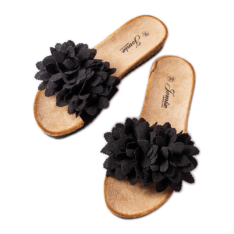 Chinelos pretos decorados com flores Chinelos pretos decorados com flores