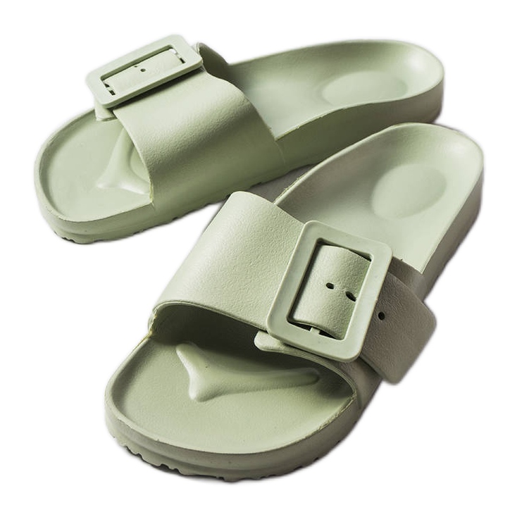 Sliders de borracha verde com fivela da Nelm Sliders de borracha verde com fivela da Nelm