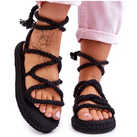 Sandálias amarradas em uma plataforma robusta O preto mal pode esperar