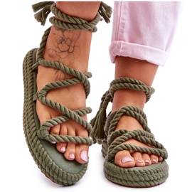 Sandálias amarradas em uma plataforma robusta O verde não pode esperar