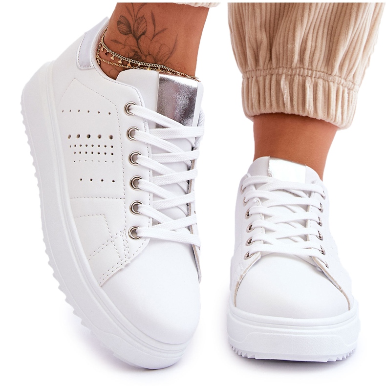 Sapatos esportivos femininos brancos e prateados Seja o primeiro!