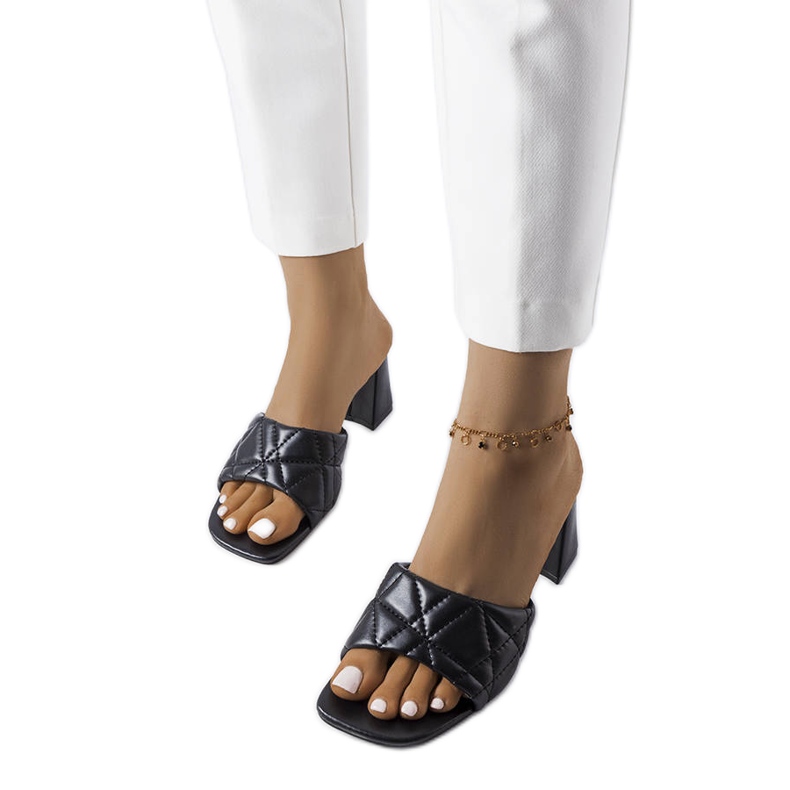 Sandália de salto preto Merley.