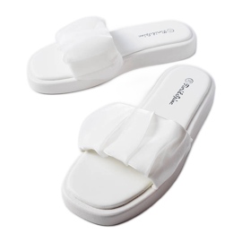 Sliders brancos decorados com babados Boulevard