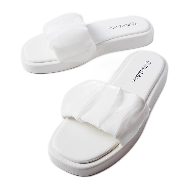 Sliders brancos decorados com babados Boulevard