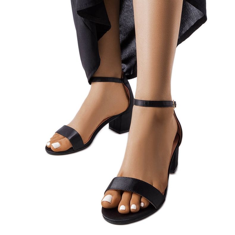 Sandália preta com salto baixo da Bingamon preto