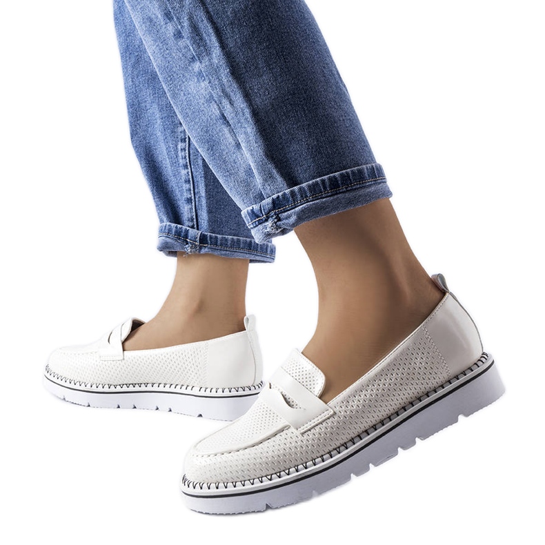 Sapatos perfurados brancos da Bloomsburg