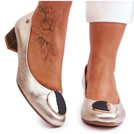 Sapatos de salto baixo de couro Maciejka 05960-25 ouro dourado