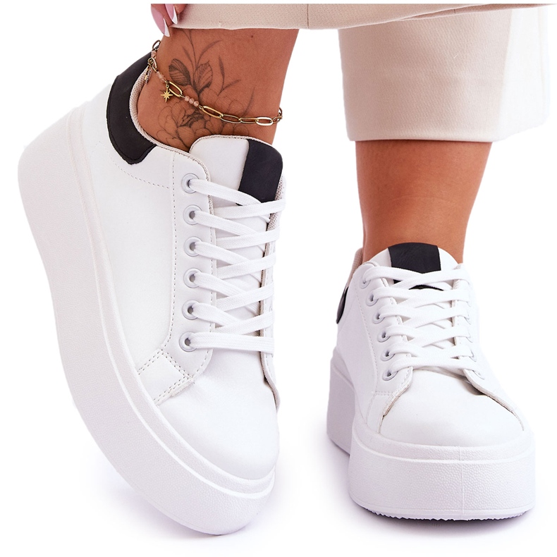 Sapatos esportivos em uma plataforma maciça branca e preta Boneti branco