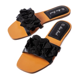 Slides pretos decorados com flores de corredeiras