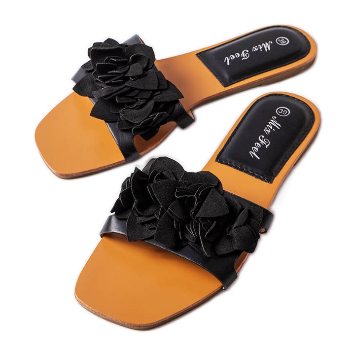 Slides pretos decorados com flores de corredeiras