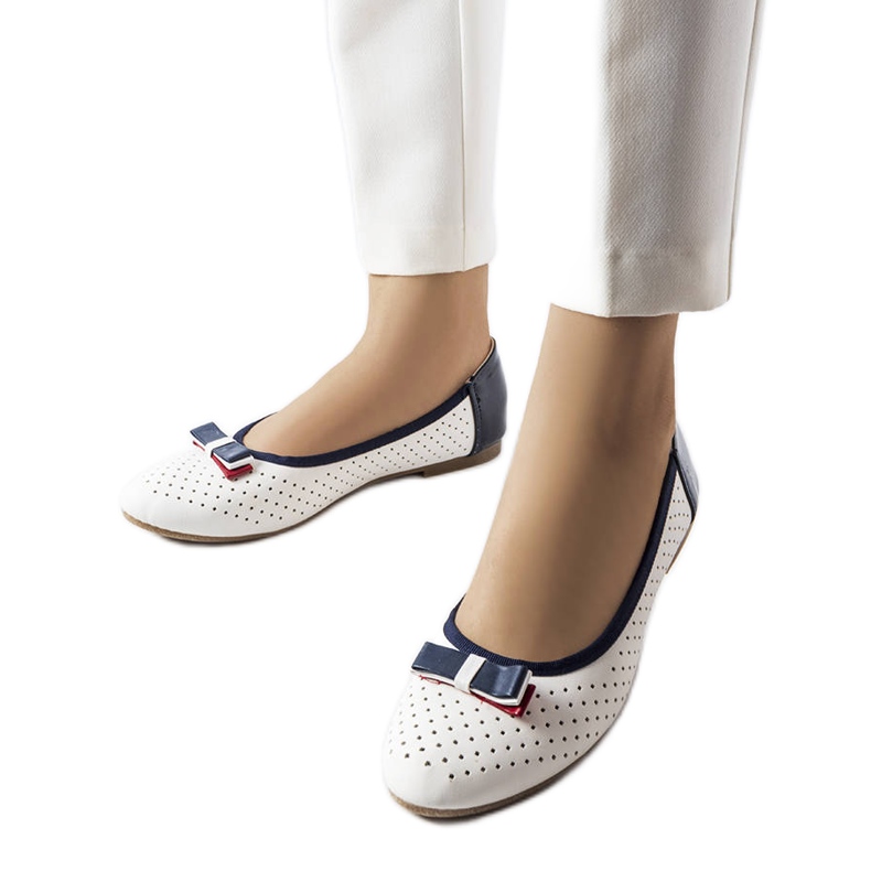 Bailarinas brancas vazadas com laço Tisser branco Bailarinas brancas vazadas com laço Tisser branco