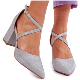 Sapatos brilhantes da moda em um salto Galaxy prateado prata