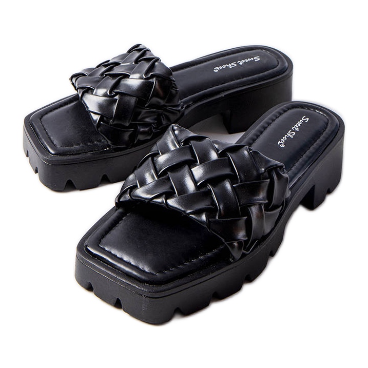 Chinelos pretos com solado trator Lora