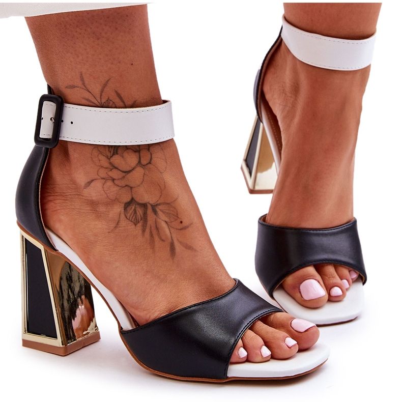 Sandálias pretas e brancas elegantes de salto alto preto