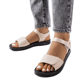 Sandália bege com cabedal decorativo Phillip