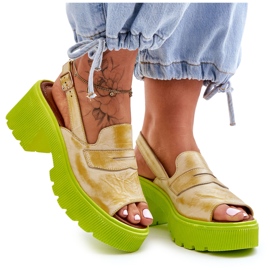 Sandália de couro com salto e plataforma Maciejka 06039-07 amarelo