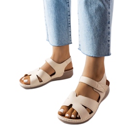 Sandália bege com salto baixo Nelly.