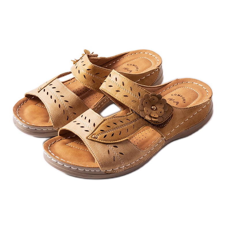 Sandália de salto baixo bege, Jolanta.